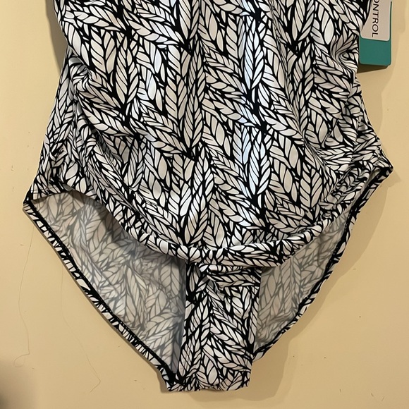 Sea & Sand Black and White Tummy Control One Piece Swimsuit Size 20 - Picture 4 of 16
